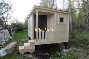 №19. Бытовка с крыльцом, помещением для инвентаря и железной дверью